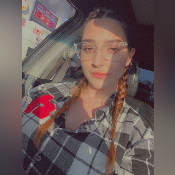 Meet your Posher, Caroline - Picture 1 of 1